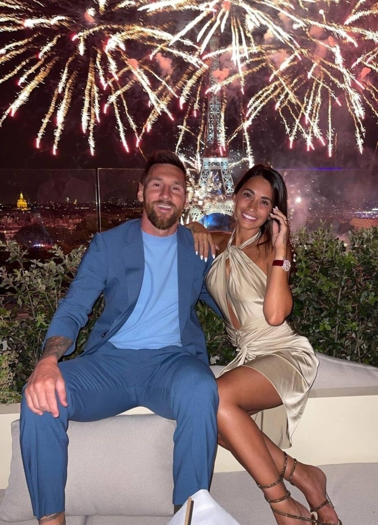Vợ Messi tôn dáng với loạt đồ hiệu đắt đỏ - 12