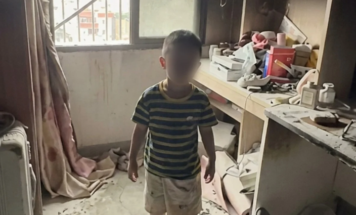 Con trai Peng trong cửa hàng bị cháy. Ảnh cắt từ video