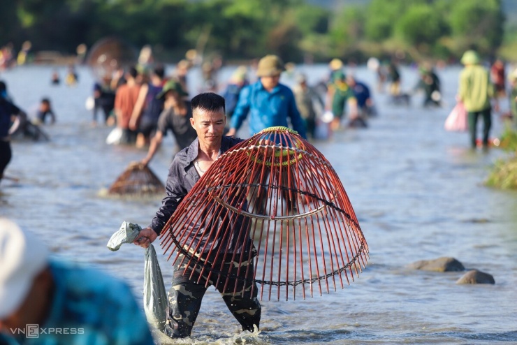 Phát hiện cá, người dân lập tức vung nơm, úp mạnh xuống nước rồi thò tay kiểm tra "chiến lợi phẩm". Nơm đan bằng tre, cao khoảng 50 cm, giá 150.000-200.000 đồng.