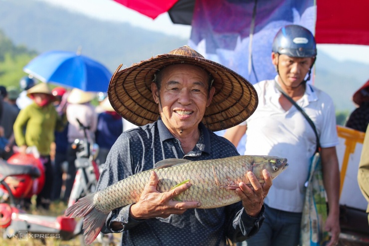 Hàng nghìn người đội nắng bắt cá cầu may - 8