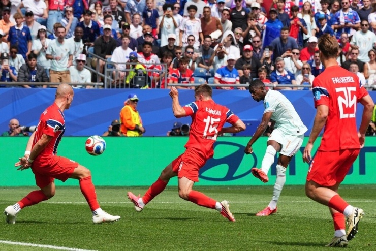 Dembele (trắng) ghi bàn mở tỷ số trong trận Na Uy – Pháp trên sân Foxborough, Boston, Mỹ ngày 26/6/2026. Ảnh: AP