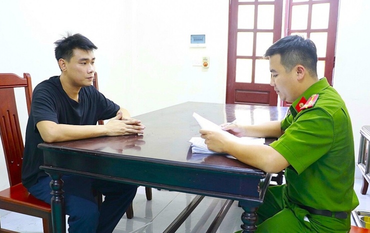 Cơ quan chức năng lấy lời khai Lê Văn Hoàng.&nbsp;(Ảnh:Công an tỉnh Nghệ An).
