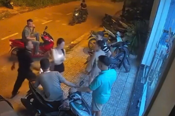 Hình ảnh người đàn ông tát cô gái trước quán karaoke đã thu hút sự quan tâm của dư luận. (Ảnh chụp màn hình)