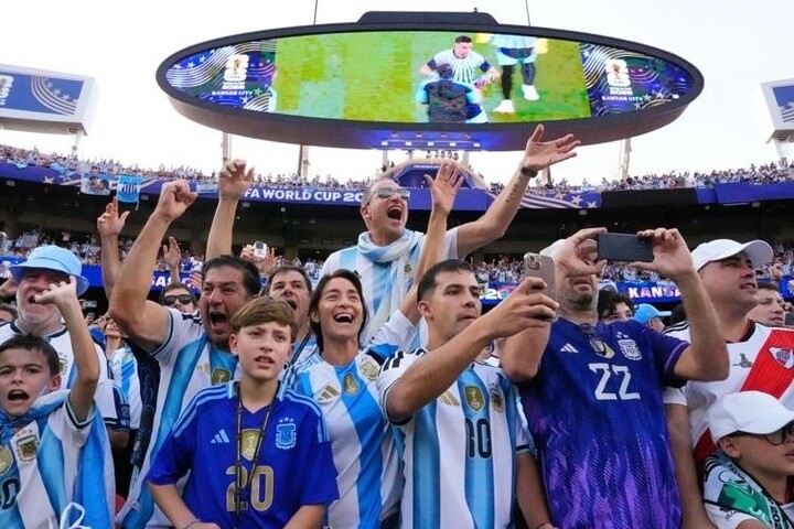 Người hâm mộ quốc tế là nhân tố chính đem đến sự cuồng nhiệt ở World Cup năm nay. (Ảnh: FoxSport)