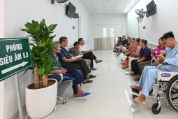 Người dân phấn khởi khi khám bệnh tại Bạch Mai cơ sở 2
