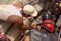 Giải cứu nhiều người khỏi đống đổ nát sau động đất ở Venezuela