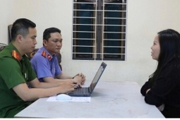 Khởi tố người phụ nữ cùng 2 đồng phạm ném chất bẩn vào cửa hàng quần áo ở Nghệ An