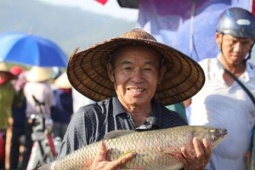 Bắt cá cầu may, hàng nghìn người dân đội nắng xuống Vực Rào (Hà Tĩnh) tham gia lễ hội truyền thống hơn 300 năm tuổi