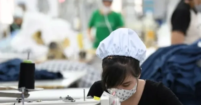 Từ 1/7, miễn thuế với tiền lương làm đêm, làm thêm giờ
