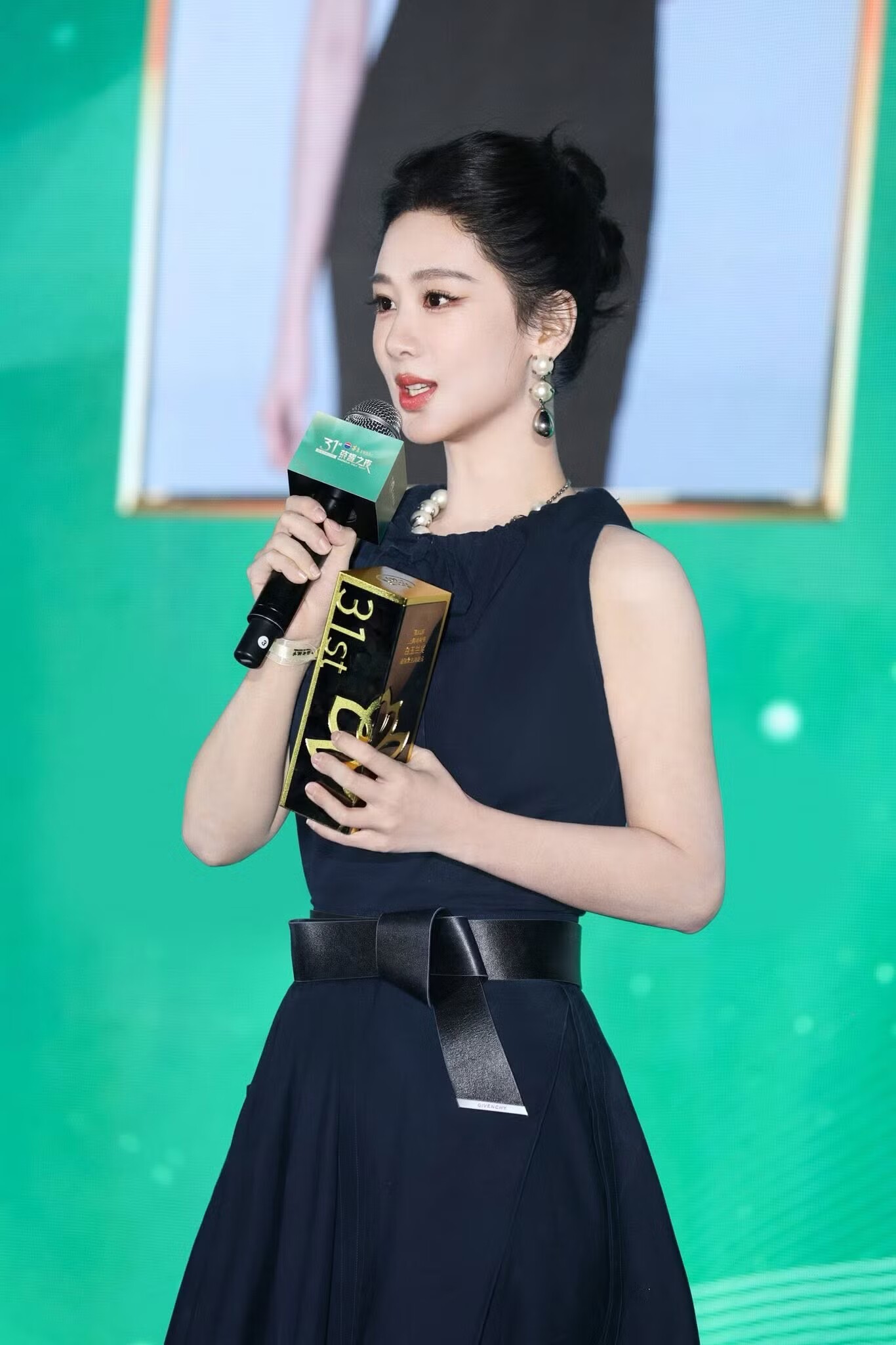 Dương Tử bị stylist "dìm hàng", chọn sai phụ kiện tại buổi tiệc Bạch Ngọc Lan? - 5