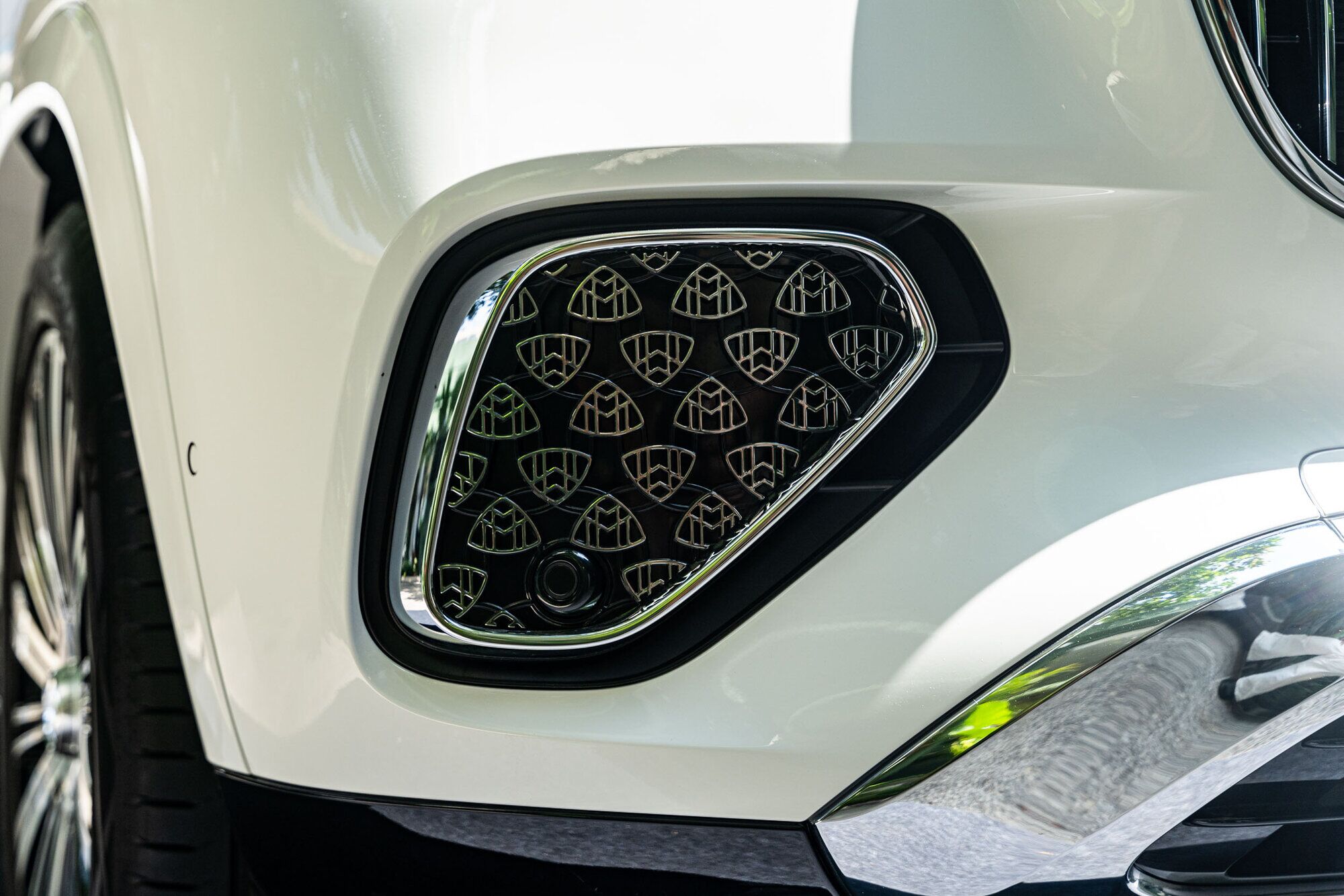 Logo Maybach được xuất hiện rất nhiều nơi.