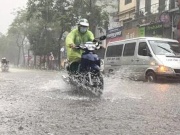 Cảnh báo dông lốc nội thành Hà Nội