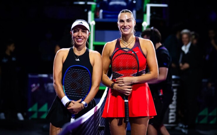 Sabalenka (váy đỏ) thừa nhận bị&nbsp;Jessica (váy đen) đánh bại "như trẻ con" trước thềm Wimbledon 2026