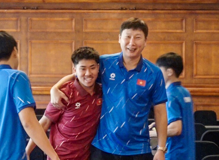Tiền vệ Việt kiều Ngô Đăng Khoa chia tay ĐT Việt Nam vì chấn thương.