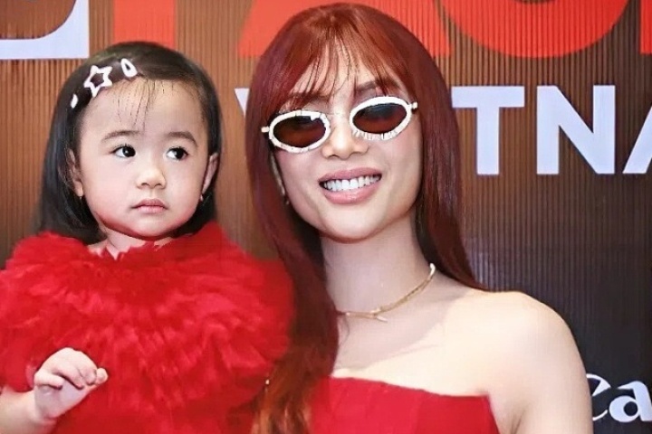 Võ Hoàng Yến bế con gái 21 tháng tuổi đi làm cùng