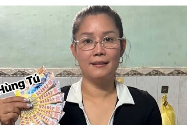 Đại lý tìm khách hàng trúng độc đắc 32 vé xổ số miền Nam