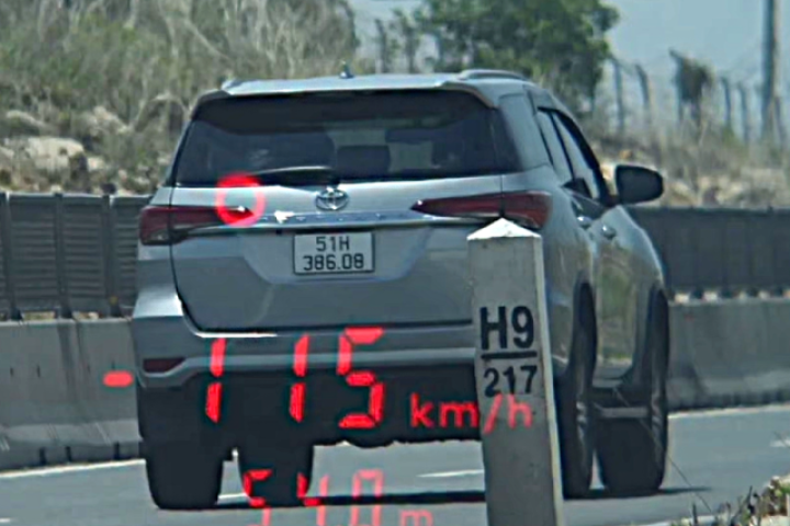 Tài xế chạy 115km/h trên cao tốc nhận mức phạt khủng, chủ xe cũng không thoát tội
