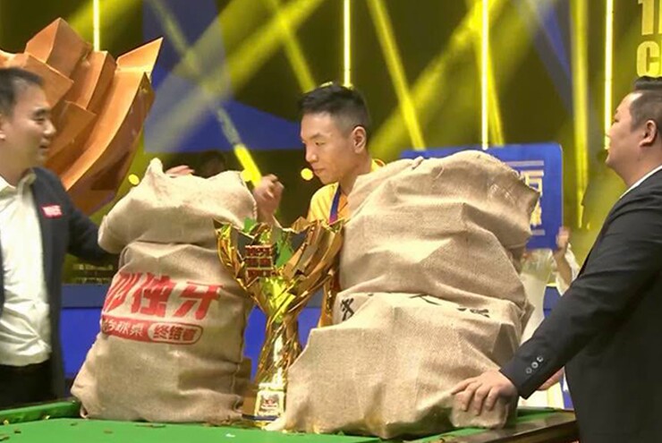 Nhà vô địch bi-a bật khóc nhận 58 tỷ đồng, phải lấy 2 bao tải để đựng tiền thưởng