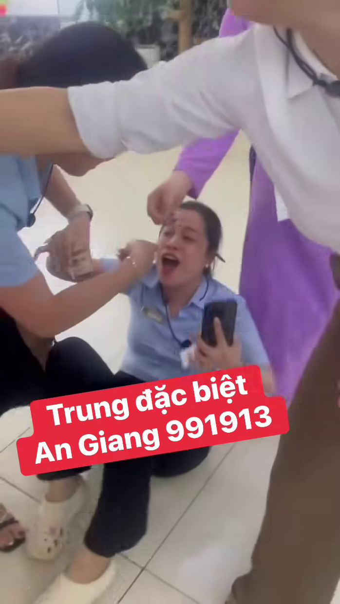 Nhiều người vui mừng nhảy múa và suýt ngất khi hay tin trúng độc đắc. Ảnh cắt ra từ clip