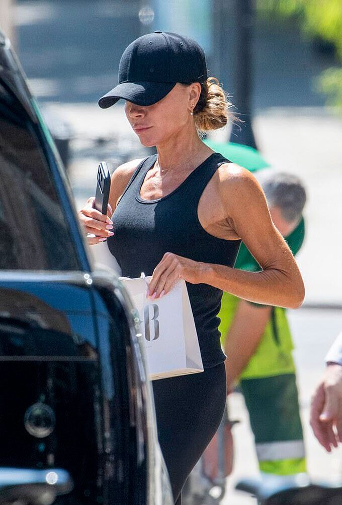 Victoria Beckham ra về sau buổi trị liệu da ở London hôm 26/6. Ảnh: GoffPhotos
