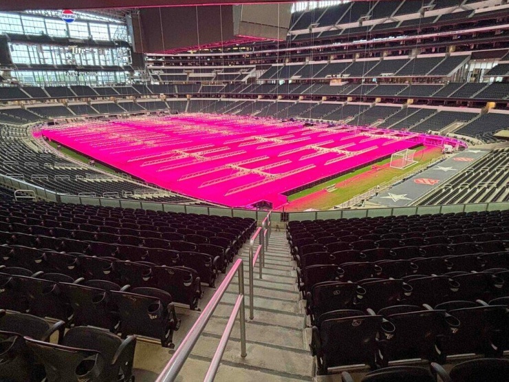 Hệ thống đèn chiếu sáng màu hồng giúp chăm sóc cỏ tại sân vận động Dallas. Ảnh: FIFA/SGL System