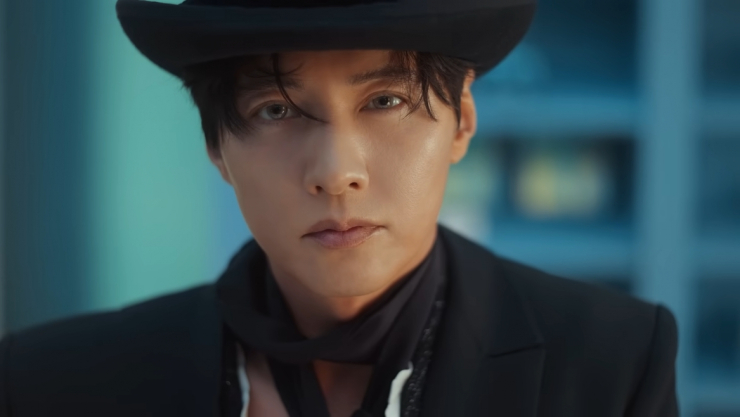 Won Bin nuôi tóc suốt nhiều năm, chờ một vai diễn để tái xuất màn ảnh.