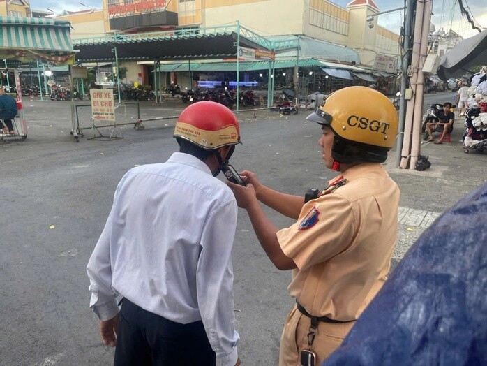 CSGT đo nồng độ cồn, thậm chí vào ban ngày.