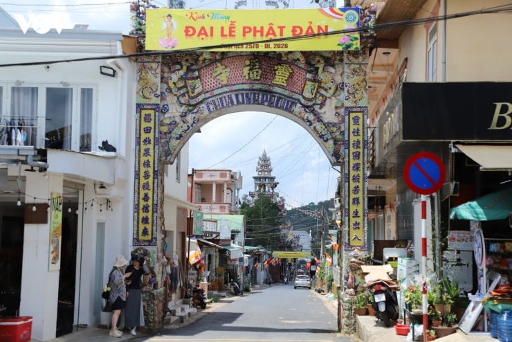 Cổng chùa Linh Phước.