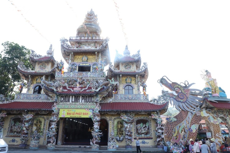 Chùa Linh Phước tọa lạc tại số 120 Tự Phước, phường Xuân Trường, TP Đà Lạt thuộc địa bàn Trại Mát, cách trung tâm thành phố 8 km, trên quốc lộ 20.&nbsp;Chùa còn được gọi là Chùa Ve Chai vì trong sân chùa có con rồng dài 49 m được làm bằng 12.000 vỏ chai lọ.
