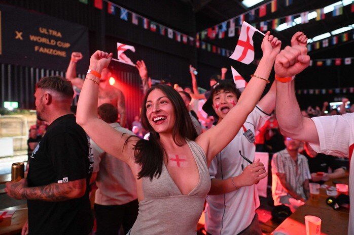 Tại khu Ultra World Cup Fanzone ở Ultra Warehouse, TP Derby (Anh), một nữ CĐV giơ cao tay và vẫy cờ Anh giữa tiếng hò reo của đám đông. Không khí bùng nổ khi tuyển Anh vượt qua Panama để giữ ngôi đầu bảng L.