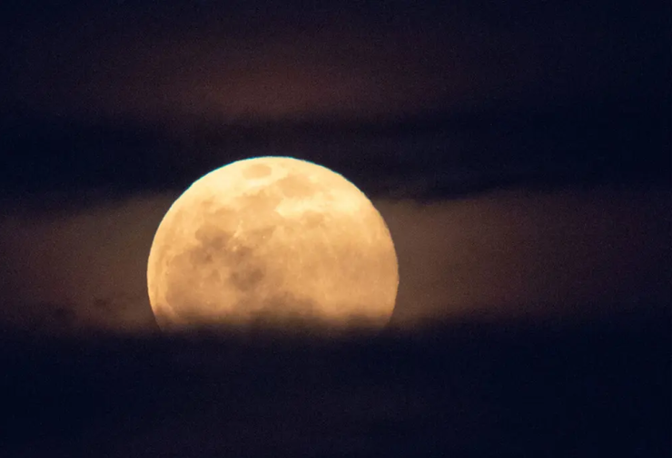 Những người yêu thích Mặt Trăng nên chú ý quan sát hiện tượng Trăng Dâu vào ngày 29/6. Ảnh: NASA/Joel Kowsky