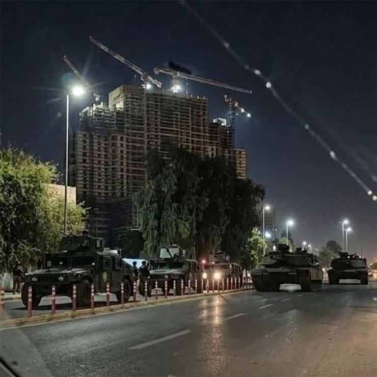 Xe tăng, xe quân sự tại thủ đô Baghdad, Iraq ngày 28/6. Ảnh: Rus Vesna