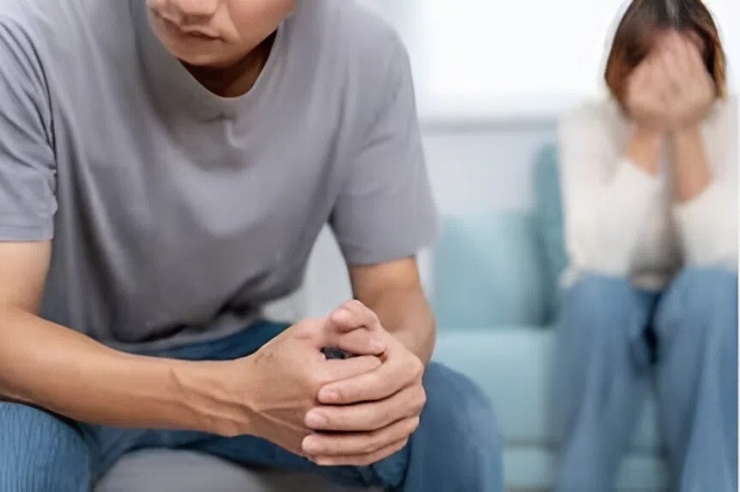 Thời điểm này, quan hệ giữa Wei và vợ đã rất lạnh nhạt. Hai bé gái sinh đôi ở quê nhà anh tại Thiểm Tây, còn người vợ đưa con gái lớn đến sống riêng ở Ninh Ba.