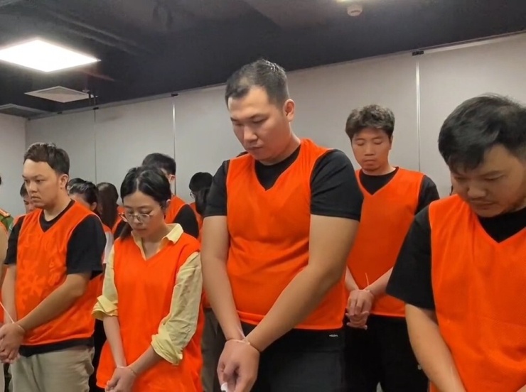 Đối tượng Trương Tùng Lâm (đứng giữa) và Trương Minh Phương (đeo kính).
