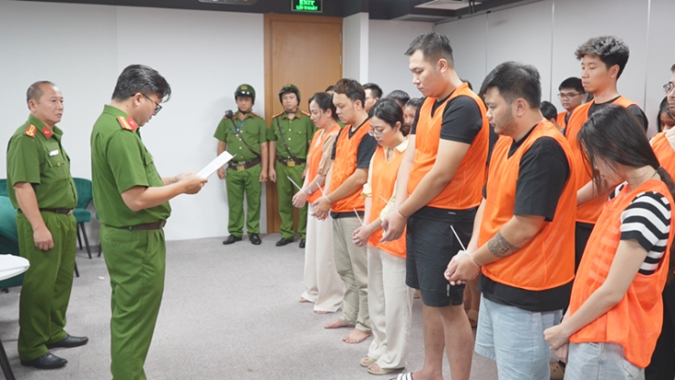 Cơ quan Cảnh sát điều tra tống đạt quyết định và lệnh đối với các đối tượng.