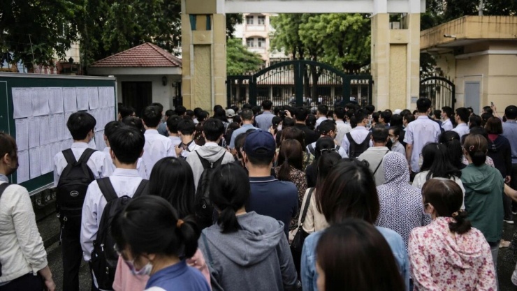Cuộc đua vào lớp 10 công lập ngày càng căng thẳng khi số lượng trường lớp chưa theo kịp nhu cầu thực tế (Ảnh minh họa: ChatGPT)