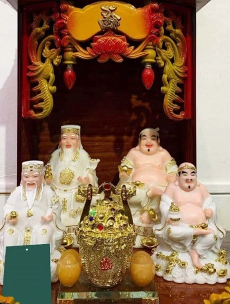 Không đặt bàn thờ ở những u ám, tối tăm. Bên cạnh đó, gia chủ có thể xem tuổi để biết mình hợp đặt bàn thờ các vị phật ở hướng nào.