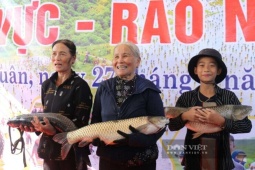 Bắt cá cầu may, hàng nghìn người dân đội nắng xuống Vực Rào (Hà Tĩnh) tham gia lễ hội truyền thống hơn 300 năm tuổi
