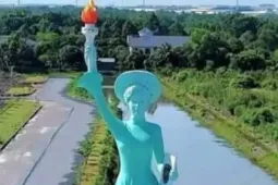 Chính thức tháo dỡ tượng 'Nữ thần Khai phóng' ở Tây Ninh