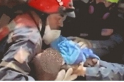 Đội cứu hộ Mỹ giải cứu thành công em bé mắc kẹt dưới đống đổ nát tại Venezuela