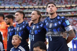 Uruguay hủy chuyến bay riêng, trừng phạt cầu thủ sau World Cup thảm họa