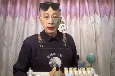 Kiếm tiền giúp cháu chữa bệnh, ông ngoại 75 tuổi trở thành streamer làm đẹp