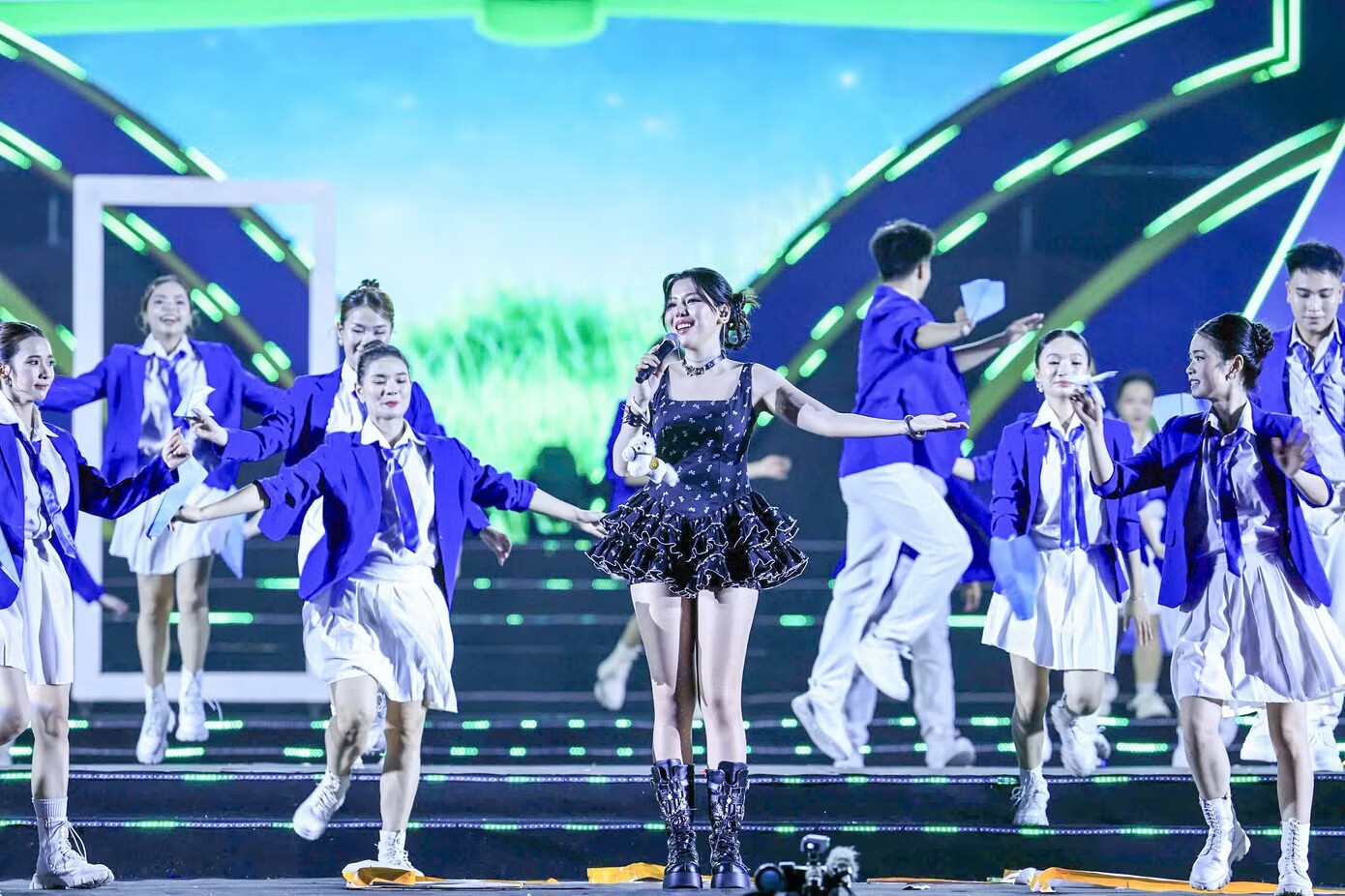 Toàn cảnh concert Thanh xuân khiến 20.000 khán giả Hà Nội đứng ngồi không yên - 52