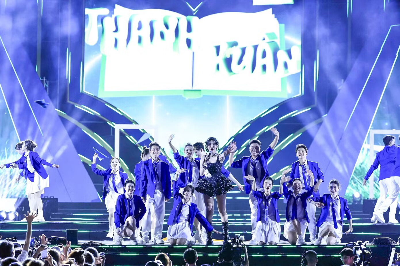 Toàn cảnh concert Thanh xuân khiến 20.000 khán giả Hà Nội đứng ngồi không yên - 53
