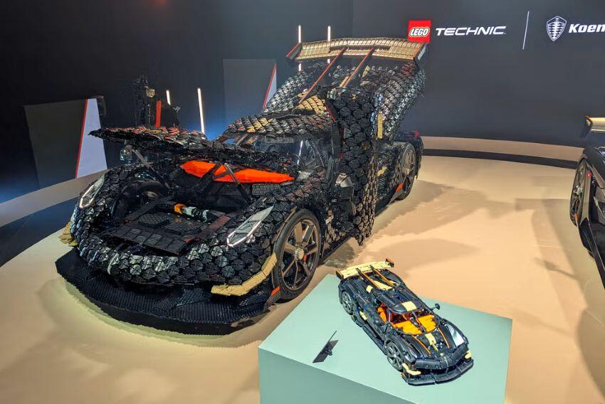 Phiên bản tỷ lệ 1:8, LEGO còn tạo ra một chiếc Sadair’s Spear kích thước thật với hơn 327.000 mảnh ghép.