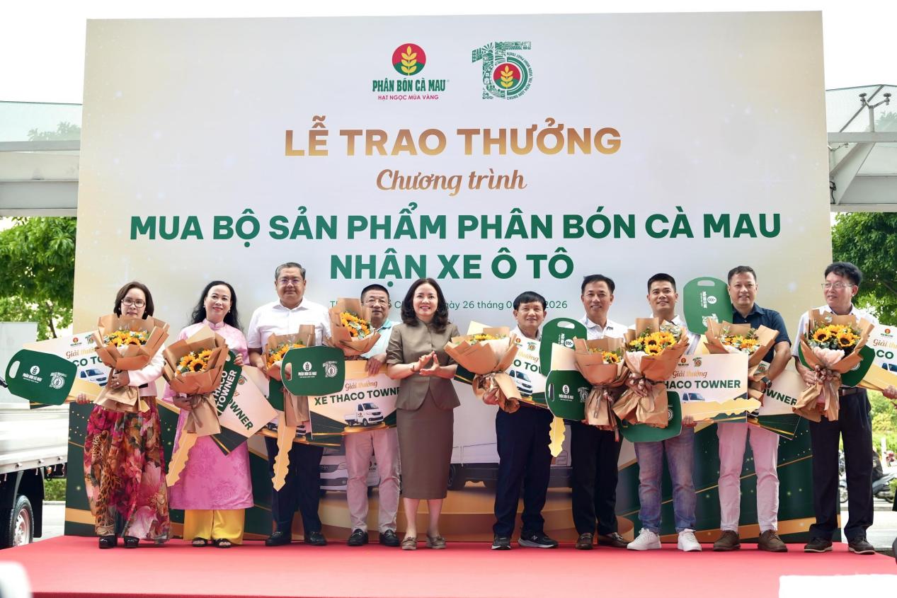 Bà Nguyễn Thị Hiền, Phó TGĐ PVCFC trao giải xe tải Thaco Towner 1 tấn cho các đại lý