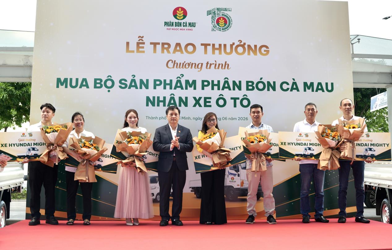 Ông Nguyễn Thanh Tùng, Tổng Giám Đốc PVCFC trao giải xe tải Hyundai 3,5 tấn cho các đại lý