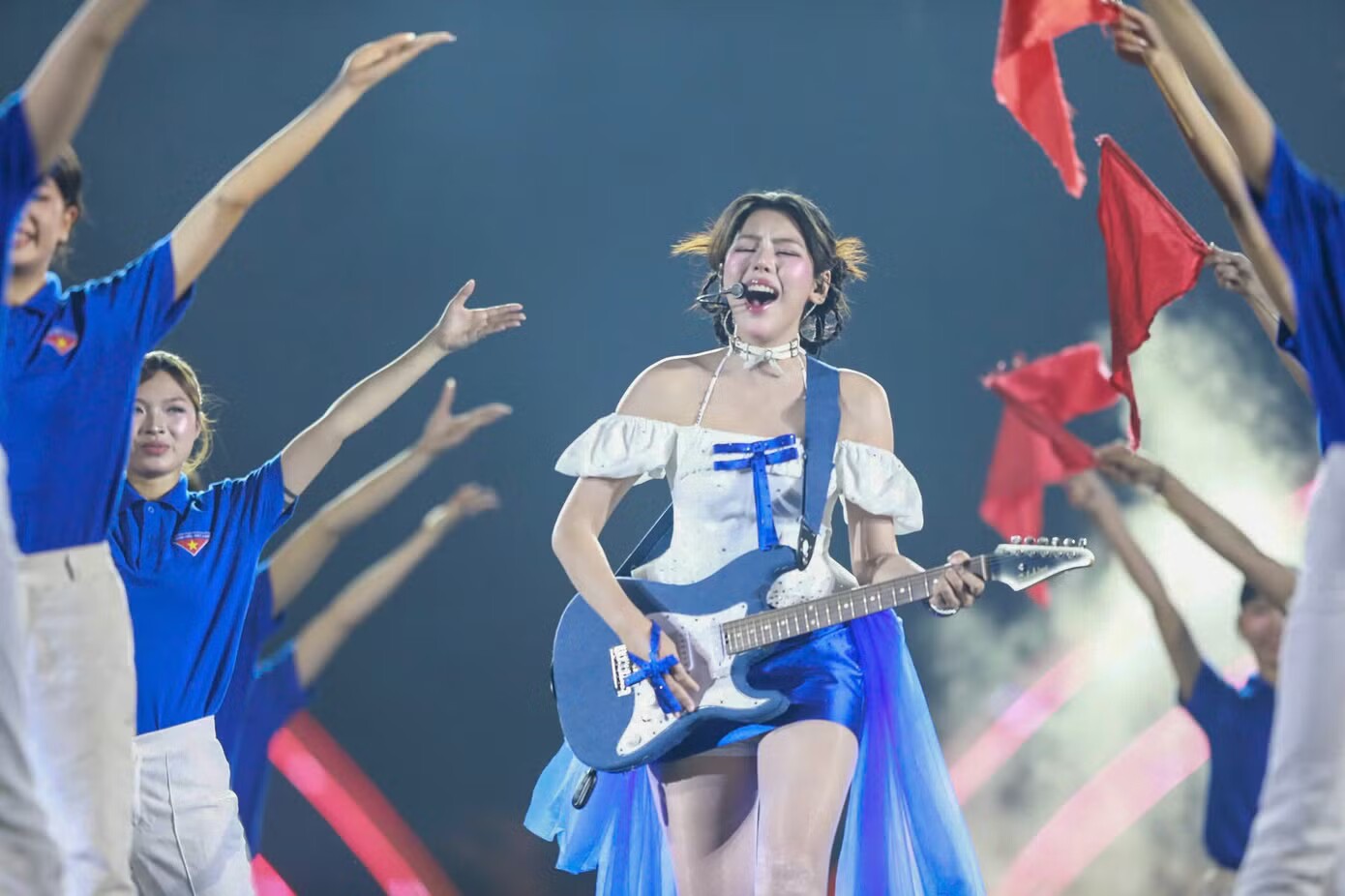Toàn cảnh concert Thanh xuân khiến 20.000 khán giả Hà Nội đứng ngồi không yên - 17