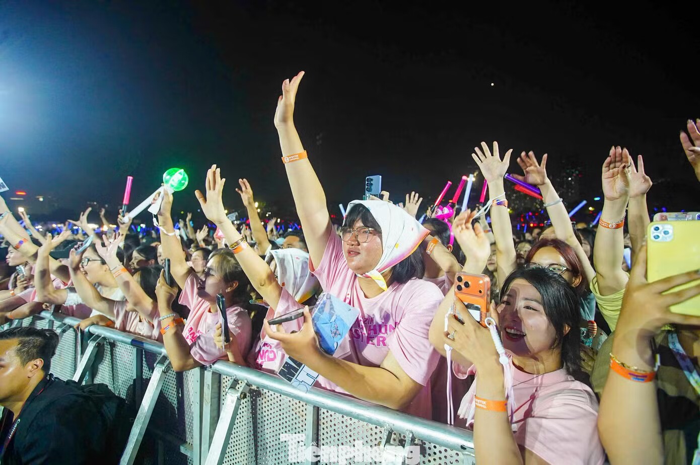 Toàn cảnh concert Thanh xuân khiến 20.000 khán giả Hà Nội đứng ngồi không yên - 38