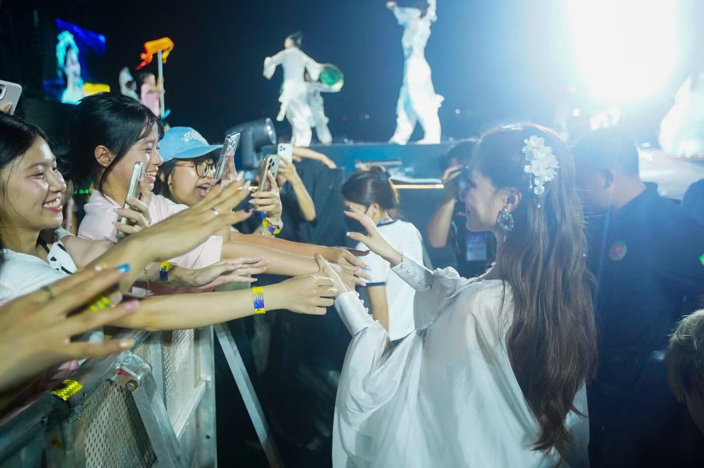 Toàn cảnh concert Thanh xuân khiến 20.000 khán giả Hà Nội đứng ngồi không yên - 43
